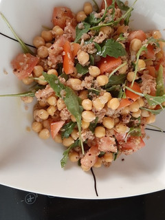 Una foto de Ensalada de garbanzos y quinoa