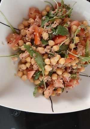 Una foto de Ensalada de garbanzos y quinoa