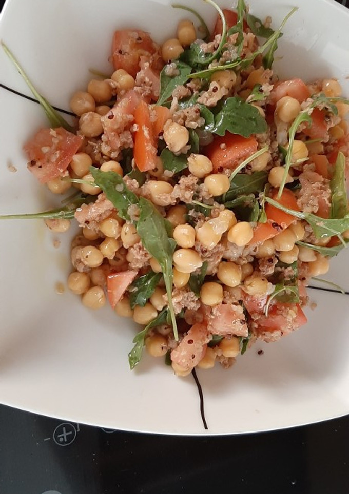 Una foto de Ensalada de garbanzos y quinoa