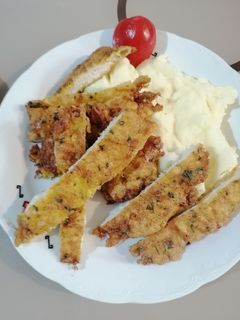 O poză a rețetei Șnițel din piept de pui sau carne de porc cu piure de cartofi.