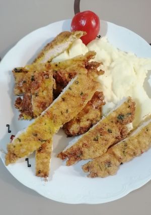 O poză a rețetei Șnițel din piept de pui sau carne de porc cu piure de cartofi.