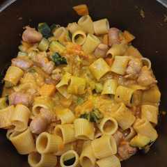 Una foto de Pasta de calabaza y calabacín