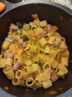 Una foto de Pasta de calabaza y calabacín