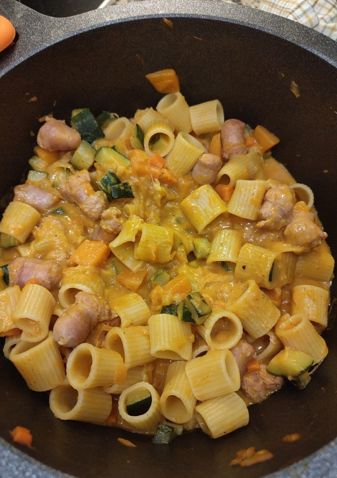 Una foto de Pasta de calabaza y calabacín