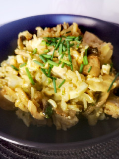 Una foto de Arroz con pollo y champiñones al coco y curry