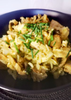 Una foto de Arroz con pollo y champiñones al coco y curry