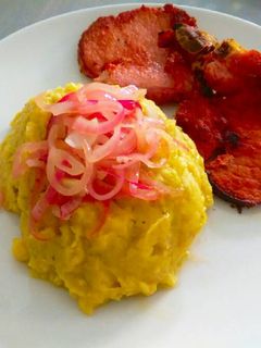 Una foto de Mangu o puré de plátanos con cebollas