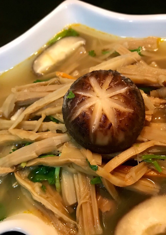 Hình của món Canh măng khô nấu chay.