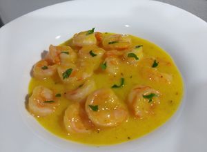 Una foto de Camarones cocidos en leche de coco y especias del medio oriente