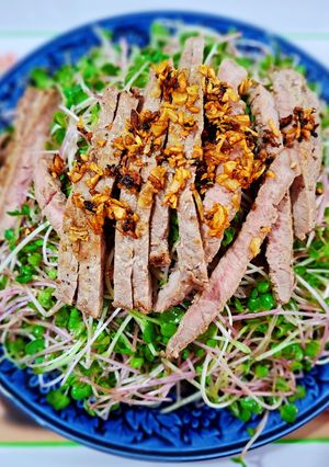 Hình của món Salad Rau Mầm Trộn Thịt Bò Áp Chảo.