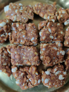शेंगदाणा चिकी (Shengdana Chikki Recipe In Marathi) रेसिपी चे मुख्य फोटो