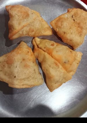 होममेड समोसे (Homemade samose recipe in hindi) रेसिपी मुख्य फोटो
