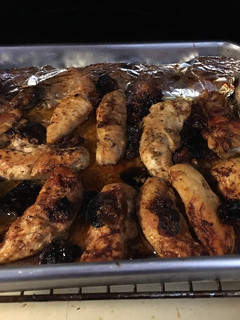 Una foto de Filetes de Pollo en Mermelada de Durazno y Tomates en Oliva