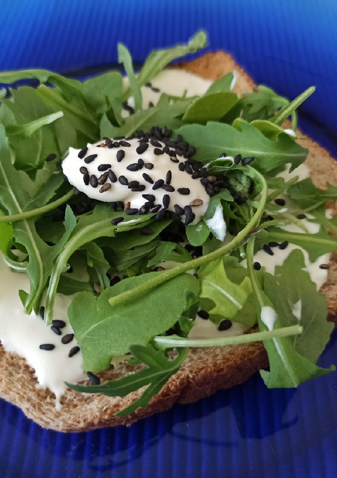 Una foto de Tostada con rúcula