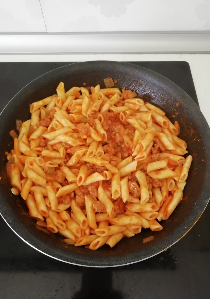 Una foto de Macarrones con carne y tomate
