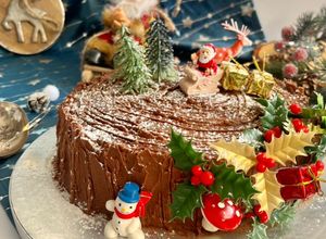 Une photo de Bûche de Noël façon tronc d’arbre à la crème au beurre