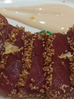 Una foto de Tataki de atún rojo con mahonesa japonesa