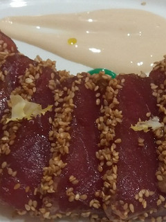 Una foto de Tataki de atún rojo con mahonesa japonesa