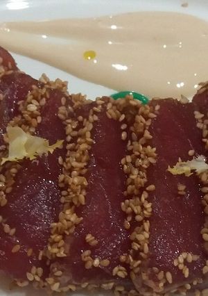 Una foto de Tataki de atún rojo con mahonesa japonesa