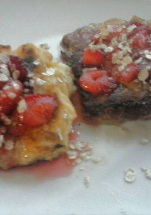 Una foto de Tostadas francesas con avena y frutillas