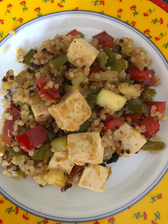 Una foto de Tofu con quinoa y verduras