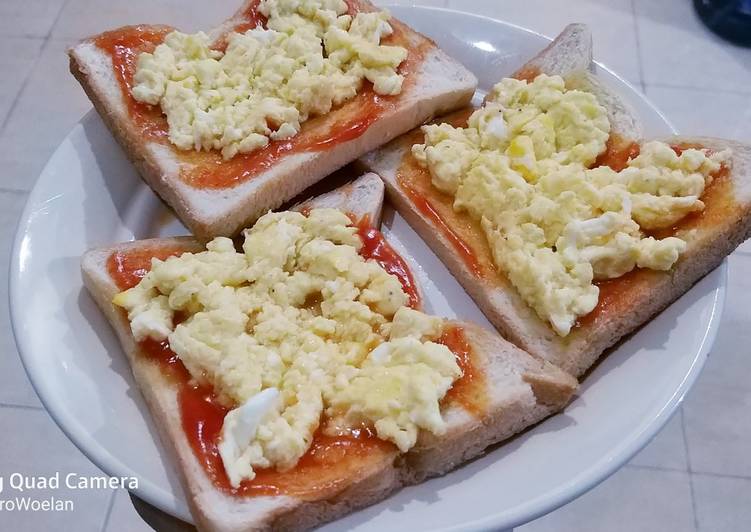 makanan Scrambled egg toast yang mengenyangkan