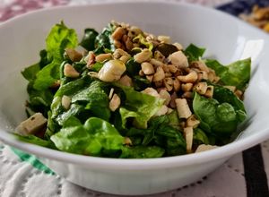 Una foto de COGOLLO🥬EUROPEO, Salteado con Frutos🥜Secos...!