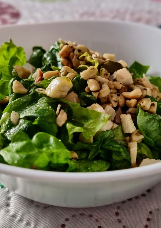 Una foto de COGOLLO🥬EUROPEO, Salteado con Frutos🥜Secos...!