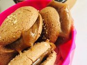 Una foto de macaron franceses