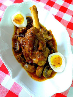Una foto de Codillo de cordero con baharati, kabsa y champiñones