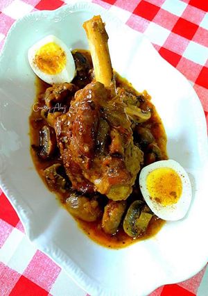 Una foto de Codillo de cordero con baharati, kabsa y champiñones