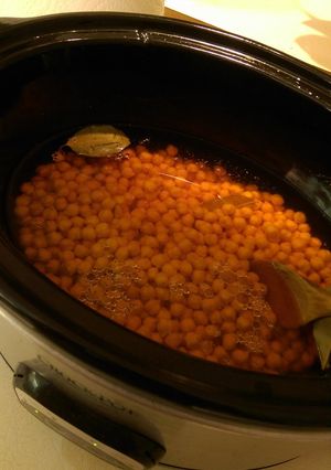 A picture of Slow cooked garbanzo beans (for hummus).