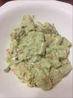 Una foto de Pasta con salmón y puerro al pesto