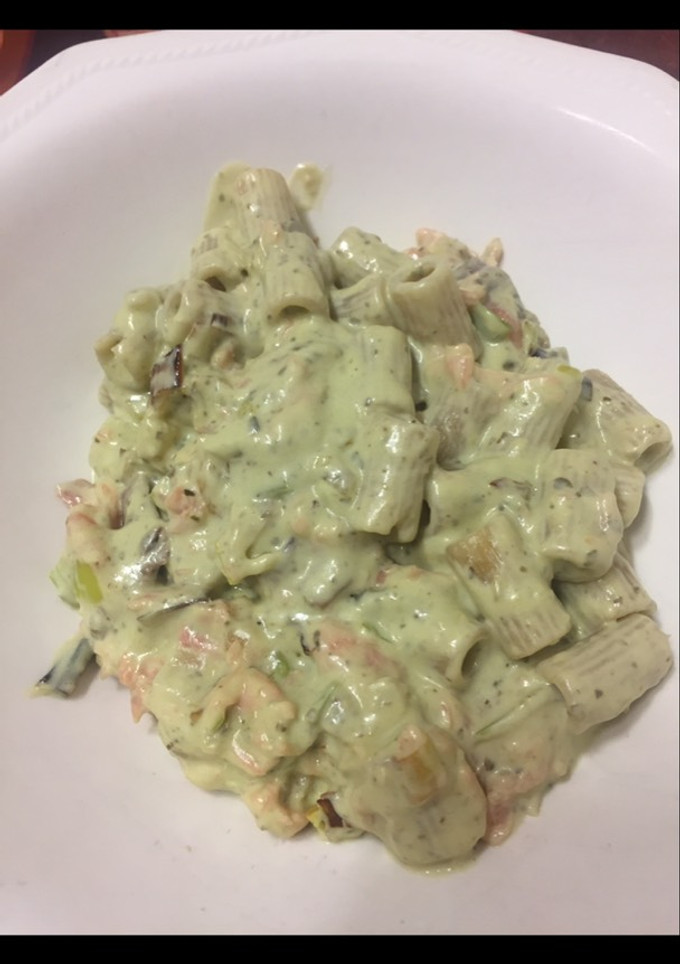 Una foto de Pasta con salmón y puerro al pesto