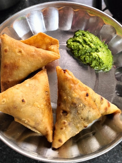 ચીઝી વેજીટેબલ પટ્ટી સમોસા (Cheesy Vegetable Patti Samosa Recipe In Gujarati) રેસીપી મુખ્ય ફોટો