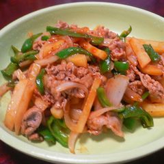 A picture of Stir-Fried Pork and Potato with Ketchup Sauce.