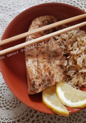 Une photo de Pavé de thon grillé et riz