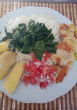 Una foto de Pollo al comino con ensaladas
