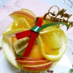 A picture of Christmas Fruit Basket.