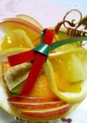 A picture of Christmas Fruit Basket.