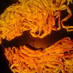 A picture of Leung mein wong (noodles golden both sides).