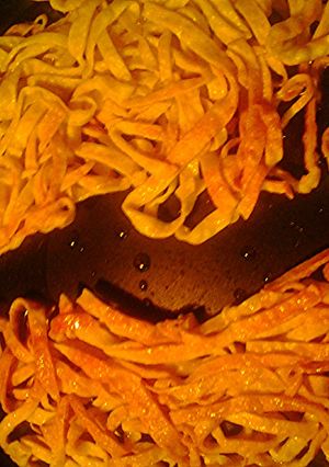 A picture of Leung mein wong (noodles golden both sides).