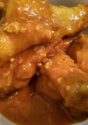 A picture of Garlic Sriracha Chicken Wings.