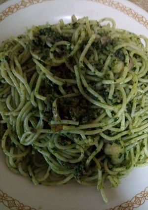 Una foto de Fideos con espinacas y carne