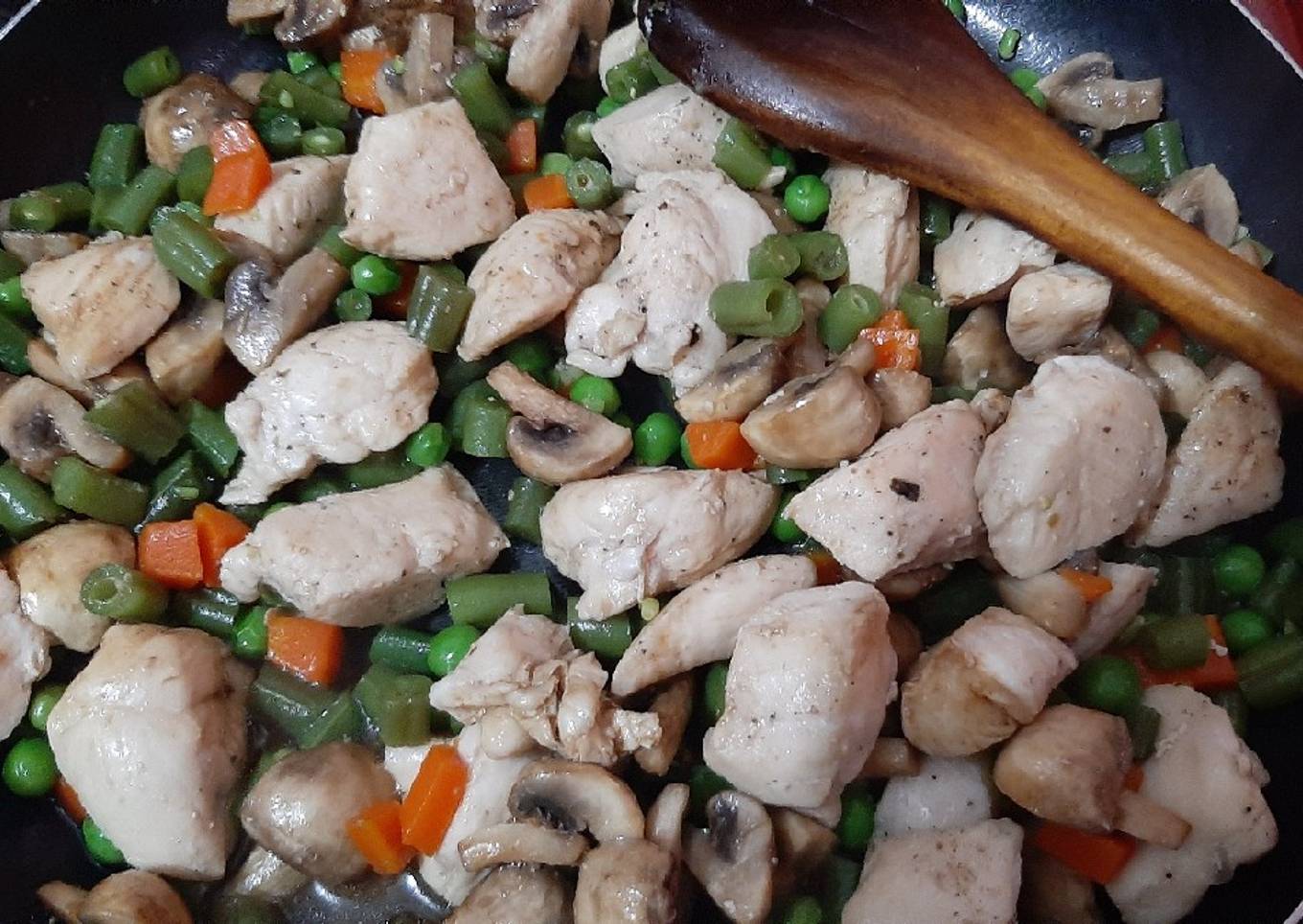 Pollo con champiñones y verduras