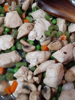 Una foto de Pollo con champiñones y verduras