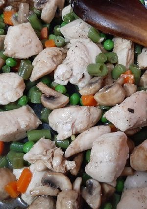 Una foto de Pollo con champiñones y verduras