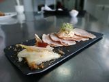 Carpaccio relleno con salsa de mango y queso con mermelada