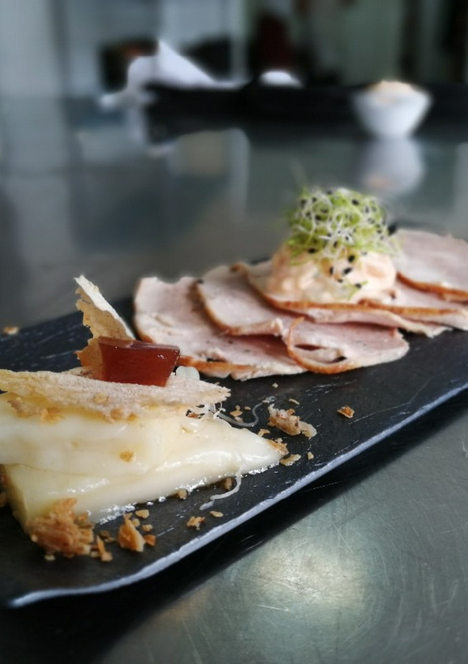 Una foto de Carpaccio relleno con salsa de mango y queso con mermelada