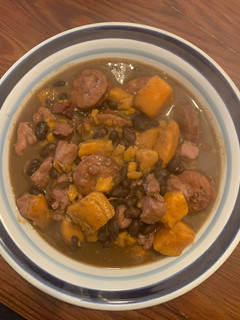 Una foto de Guisito rápido de porotos negros